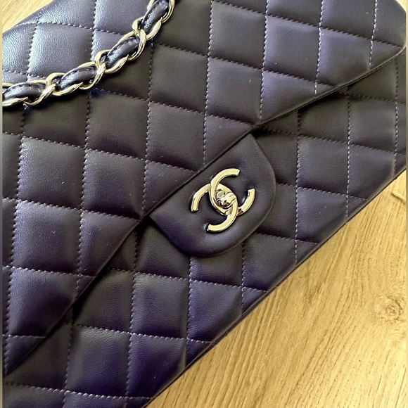 Chanel Jumbo Classic Flap Lambskin Dark Purple Like New - Picture 5 of 8